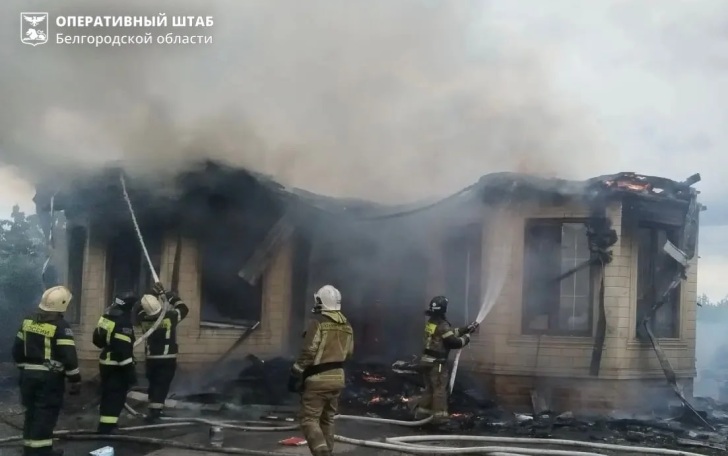 В Белгороде после атаки БПЛА загорелась крыша частного дома