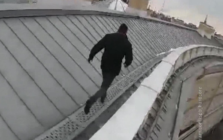 Юный руфер сорвался с крыши высотки на Московском проспекте в Петербурге