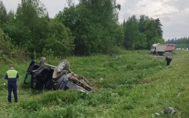Грузовик снес с дороги легковое авто в Свердловской области, четверо погибли