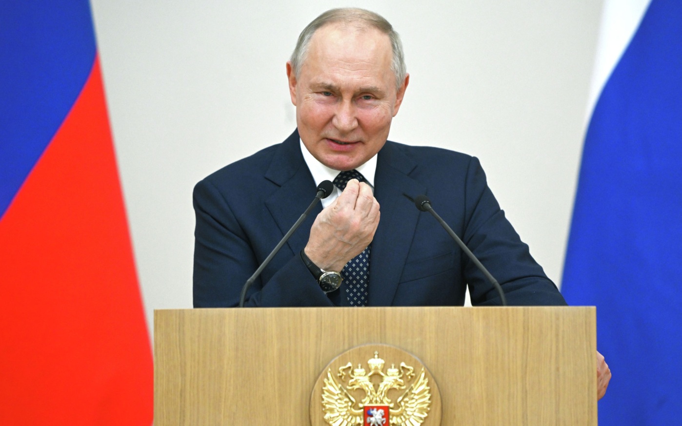 Путин: нет для человека счастья большего, чем быть родителем