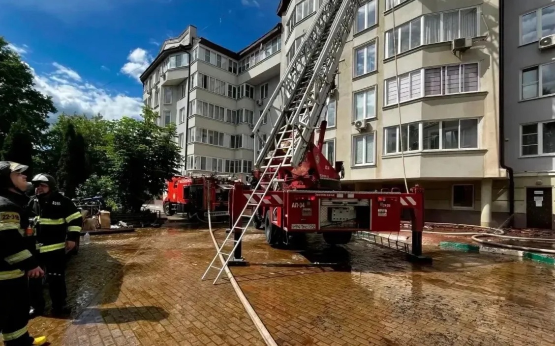 В подмосковном Звенигороде локализовал пожар в жилом доме