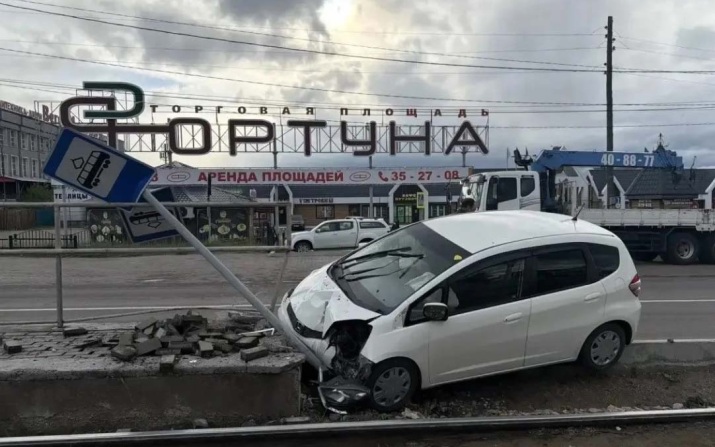 В Улан-Удэ нетрезвый лихач протаранил дорожное ограждение