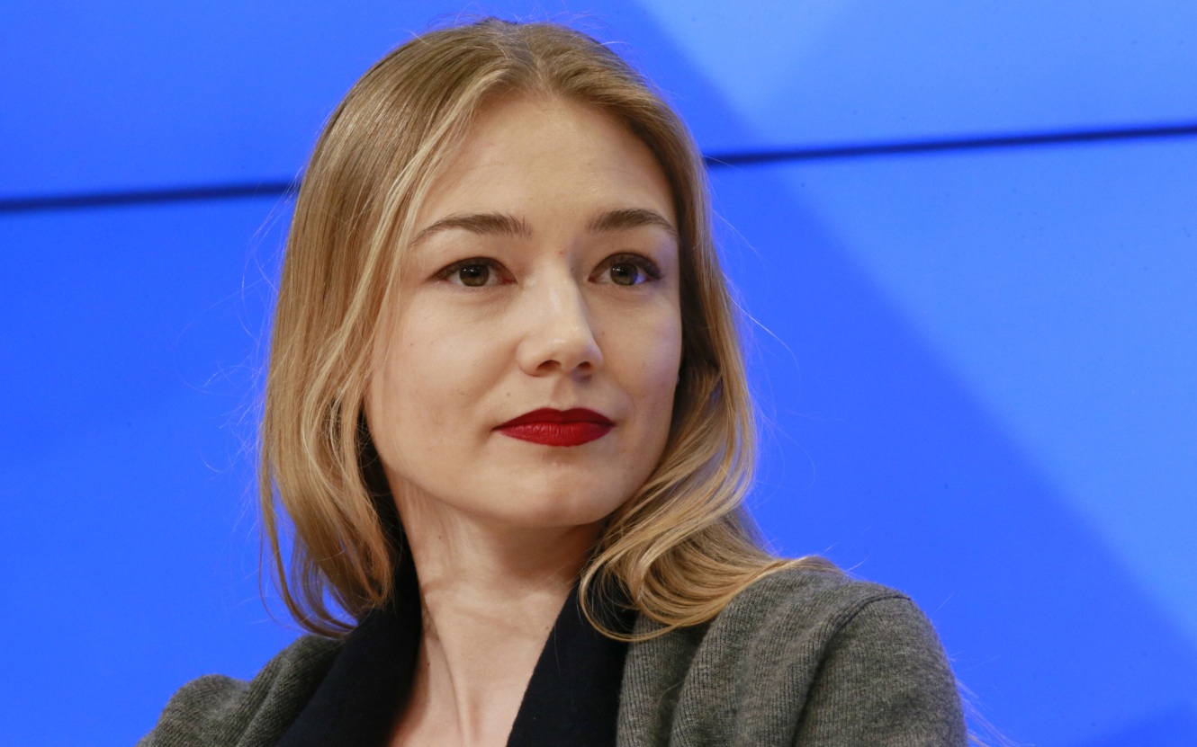 Актриса Оксана Акиньшина показала, как ее 9-летняя дочь Эмми занимается на льду