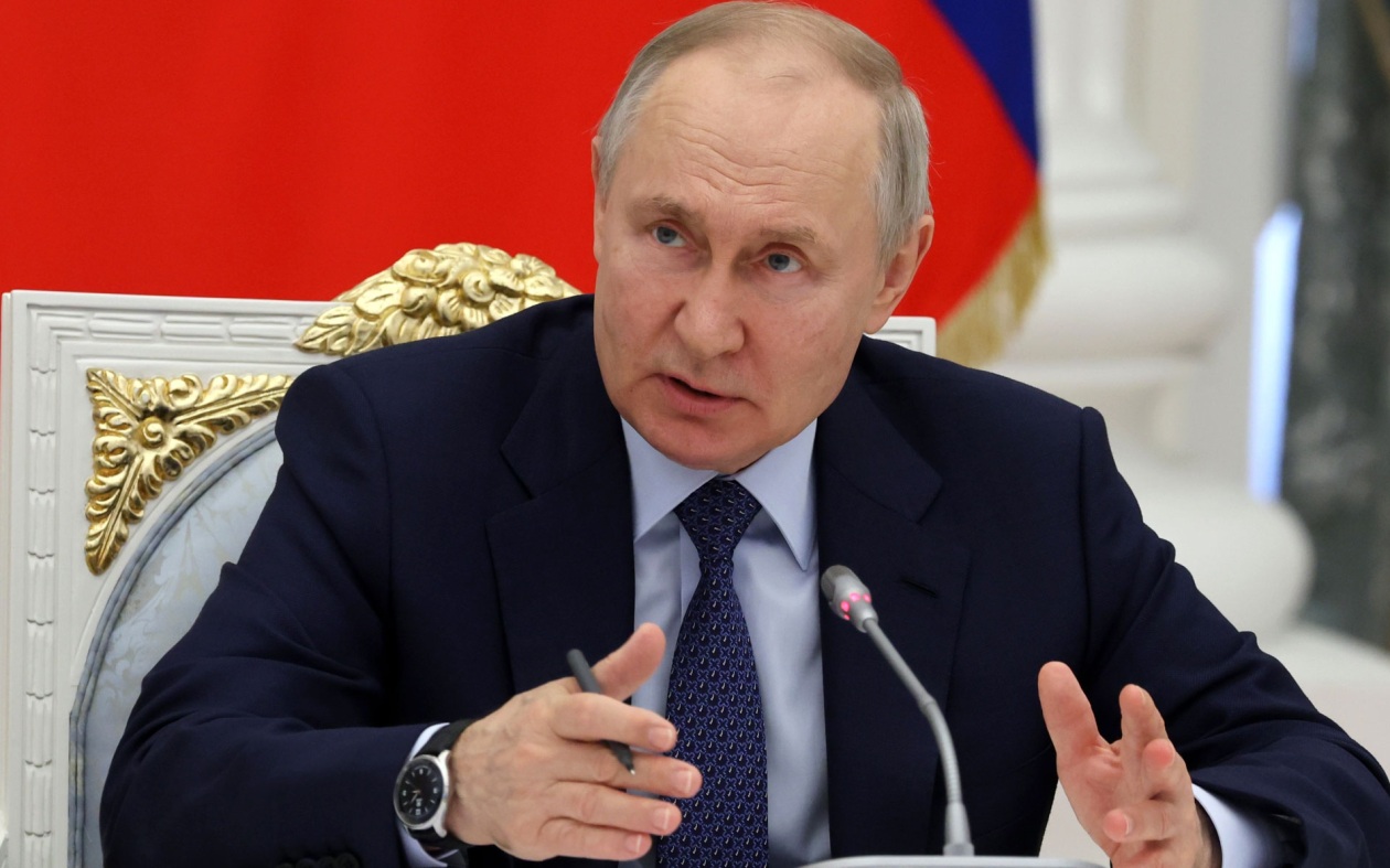 Путин предложил придать статус государственного докладу о языковой политике