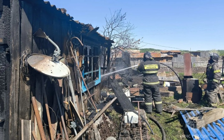 При пожаре в красноярском селе погибли женщина и ребенок
