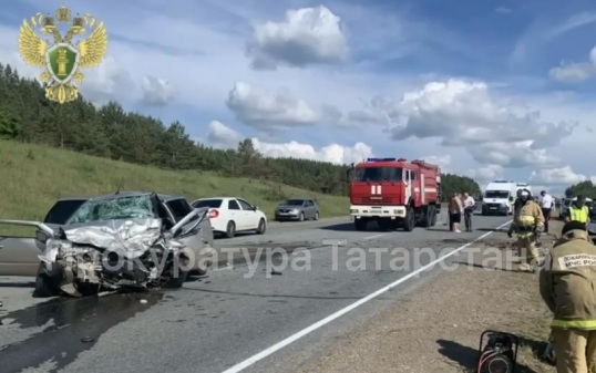 В Татарстане 2 человека погибли, 4 пострадали в лобовом ДТП