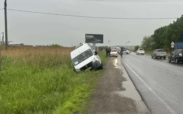 Двое человек пострадали в Приморье в ДТП с пассажирским микроавтобусом