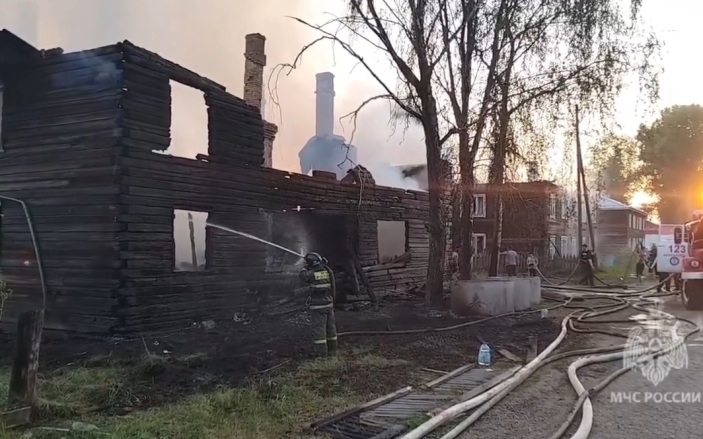 В красноярском поселке Стрелка тушат крупный пожар