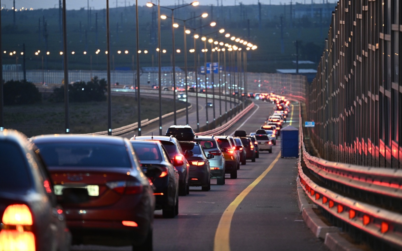Очередь на Крымском мосту увеличилась до 90 автомобилей
