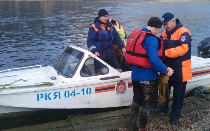В Красноярском крае спасатели доставили на берег 4 человек из сломанной лодки