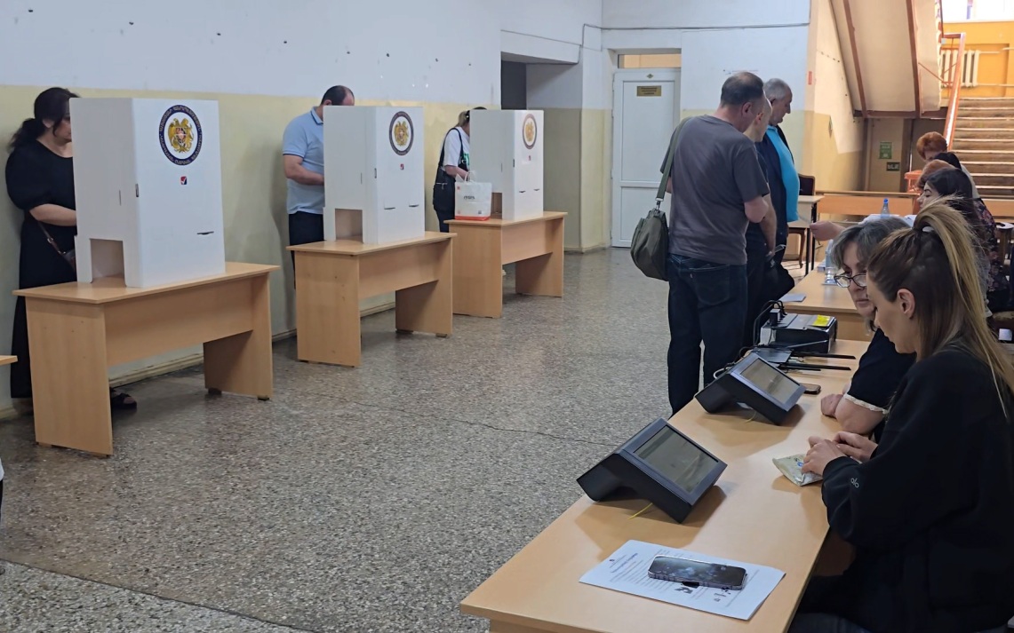 На некоторых избирательных участках в Армении отсутствовало видеонаблюдение