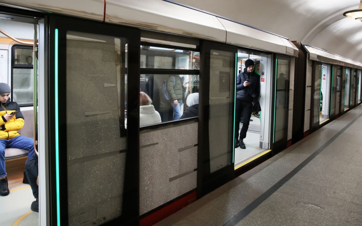 Движение на зеленой ветке метро Москвы вводят в график после человека на пути