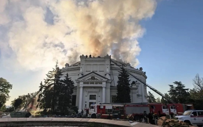 Локализован пожар в здании панорамы в Севастополе, выгорело 30 тыс. "квадратов"