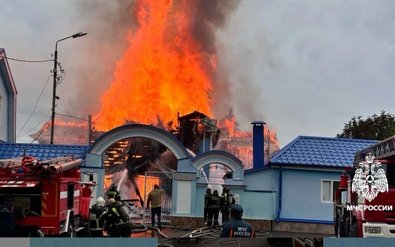 В Ессентуках тушат пожар в 200-летнем Никольском храме