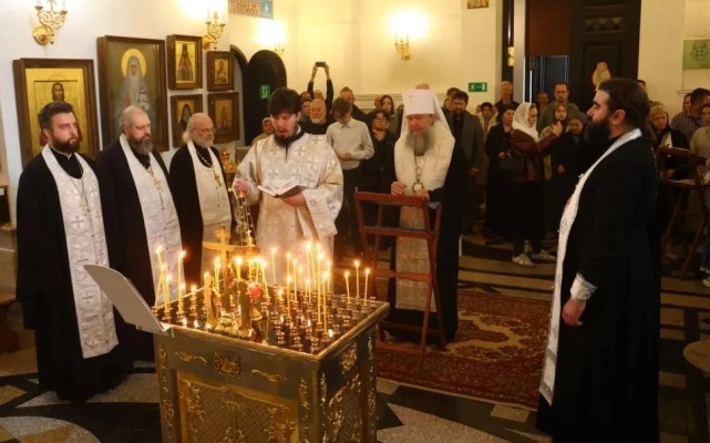 В храме Екатеринбурга, у которого произошло ДТП, началась панихида по погибшим