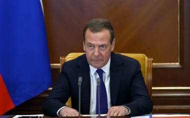 Медведев: мы не имеем права забывать гадости в отношении России
