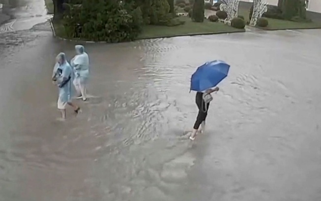 Воды по колено: на Люберцы обрушился мощный ливень