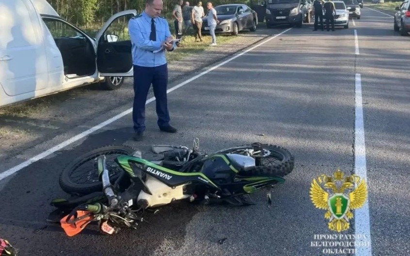 17-летний байкер погиб при столкновении с трактором в Белгородской области