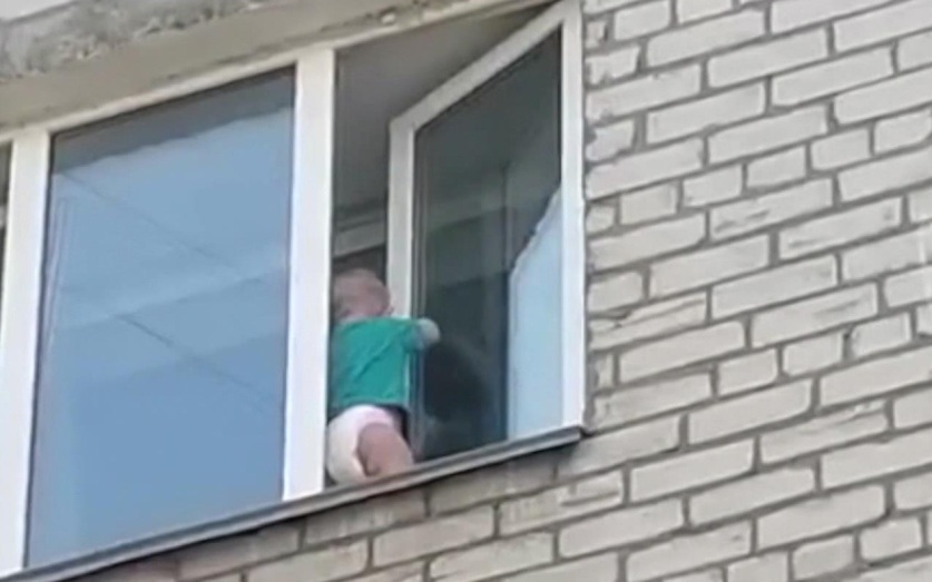 Исследование: родители считают окна самым опасным местом для детей в доме