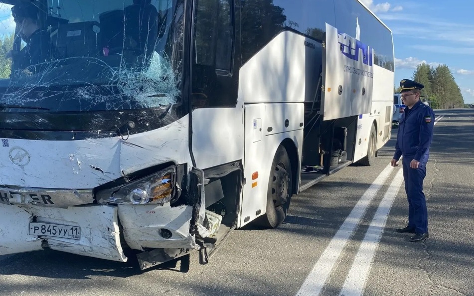 В Коми водитель авто столкнулся с автобусом, не уступив ему дорогу, и погиб