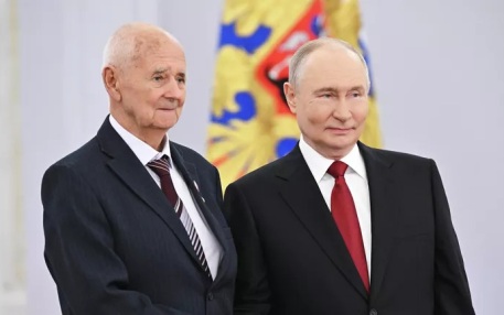 Путин в День России вручил звезду Героя Труда оружейнику Сердюкову