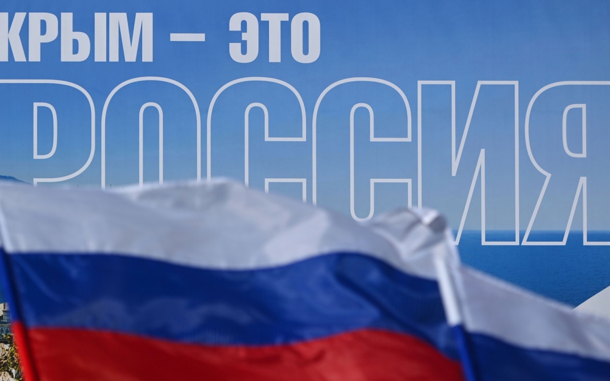 "Артек" отметил День России парадом, вручением паспортов и "живой историей"