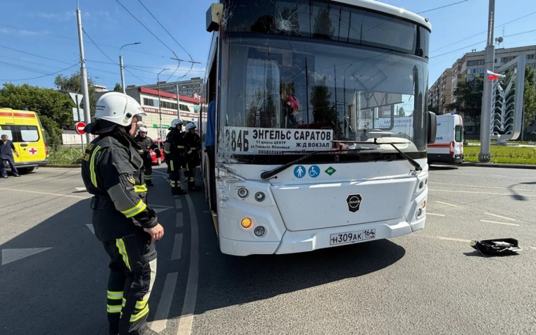 В Саратове автобус столкнулся с грузовой "Газелью", пострадали три человека