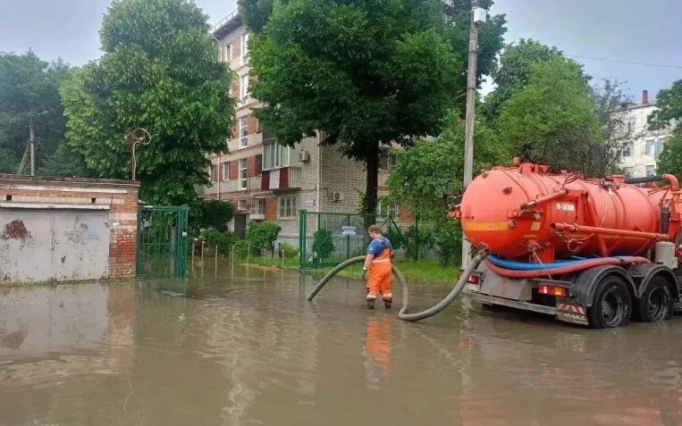 В Краснодаре выпало почти 90 мм осадков, коммунальщики работали всю ночь
