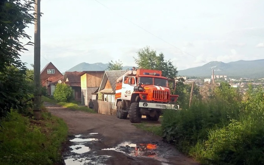 Кровля рухнула на людей в Златоусте, есть погибшие и пострадавший