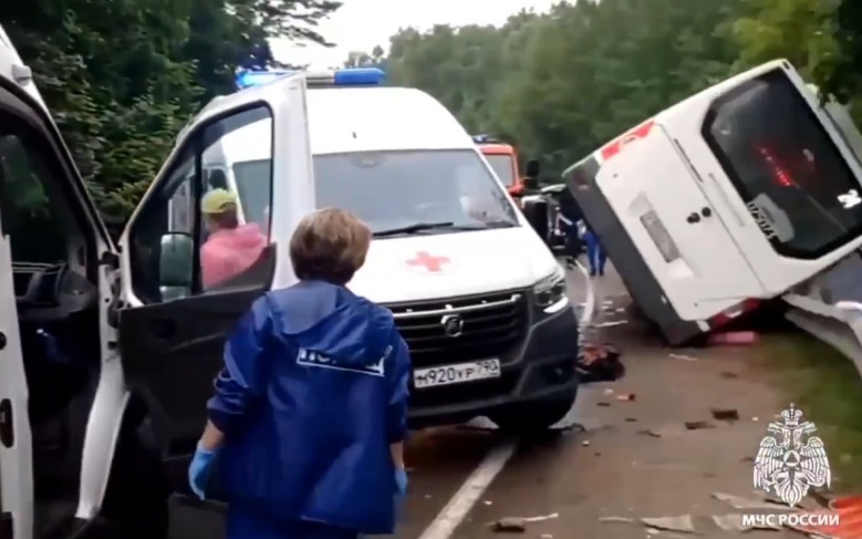 СК назвал причину аварии грузовика и автобуса в Подмосковье