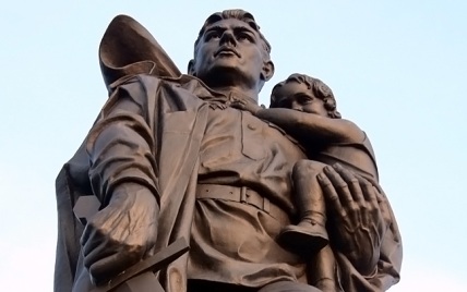 Власти Берлина хотят дополнить советские мемориалы табличками с критикой Сталина