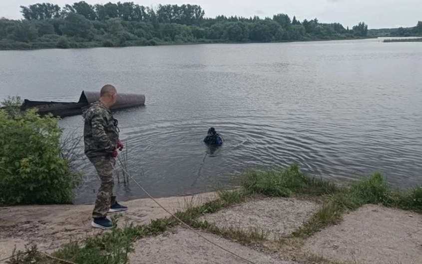 Водолазы достали тела погибших детей из озера в Тульской области