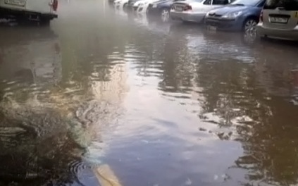 Под Томском дети устроили заплыв на дороге, затопленной после мощного ливня