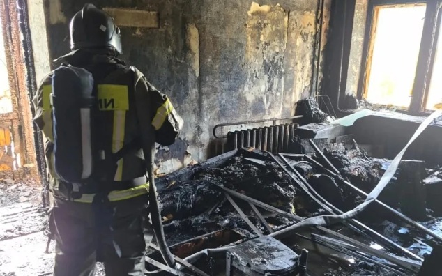 Пожарные эвакуировали 18 человек из горящего дома в Магаданской области
