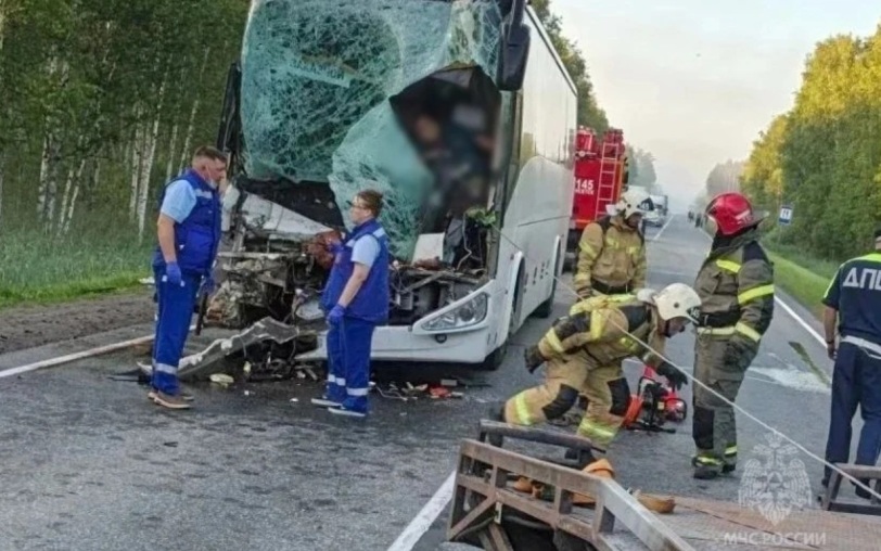 В ДТП на тюменской трассе погиб один человек, 12 пострадали
