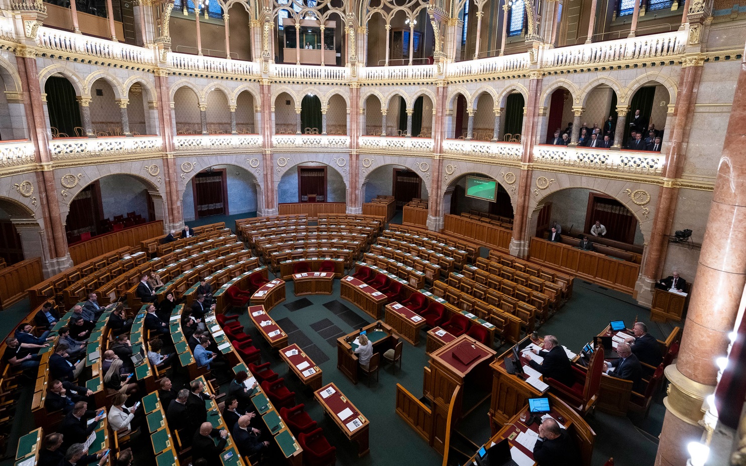 Парламент Венгрии ограничил срок полномочий премьера до восьми лет