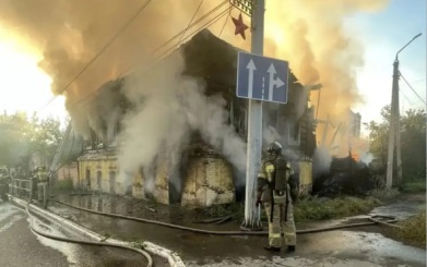 В Оренбурге локализован пожар в нежилом доме на площади 100 кв. м