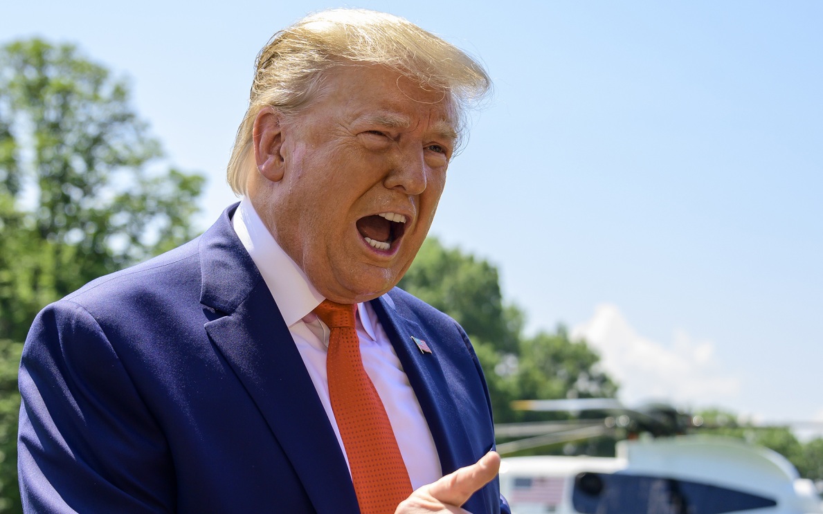 Трамп около 13 секунд не отпускал руку супруги Макрона на встрече в рамках G7