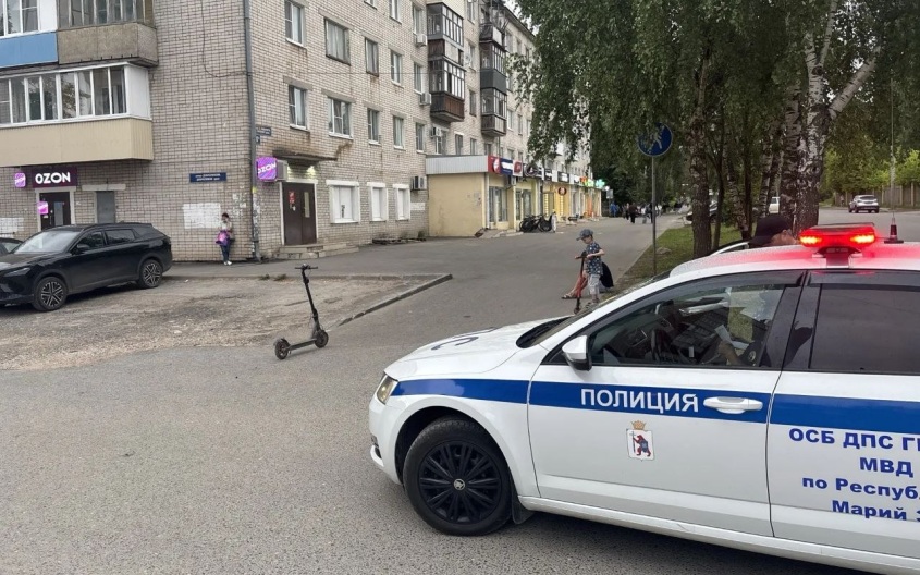 Мужчина на электросамокате наехал на троих пешеходов в Йошкар-Оле