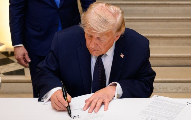 Белый дом показал кадры подписания Трампом соглашения с Ираном