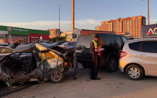 На Урале внедорожник столкнулся с тремя авто, один человек пострадал