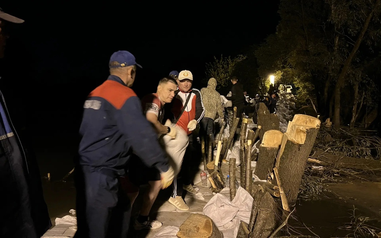Заградительную дамбу у хутора Западный на Кубани возводят круглосуточно