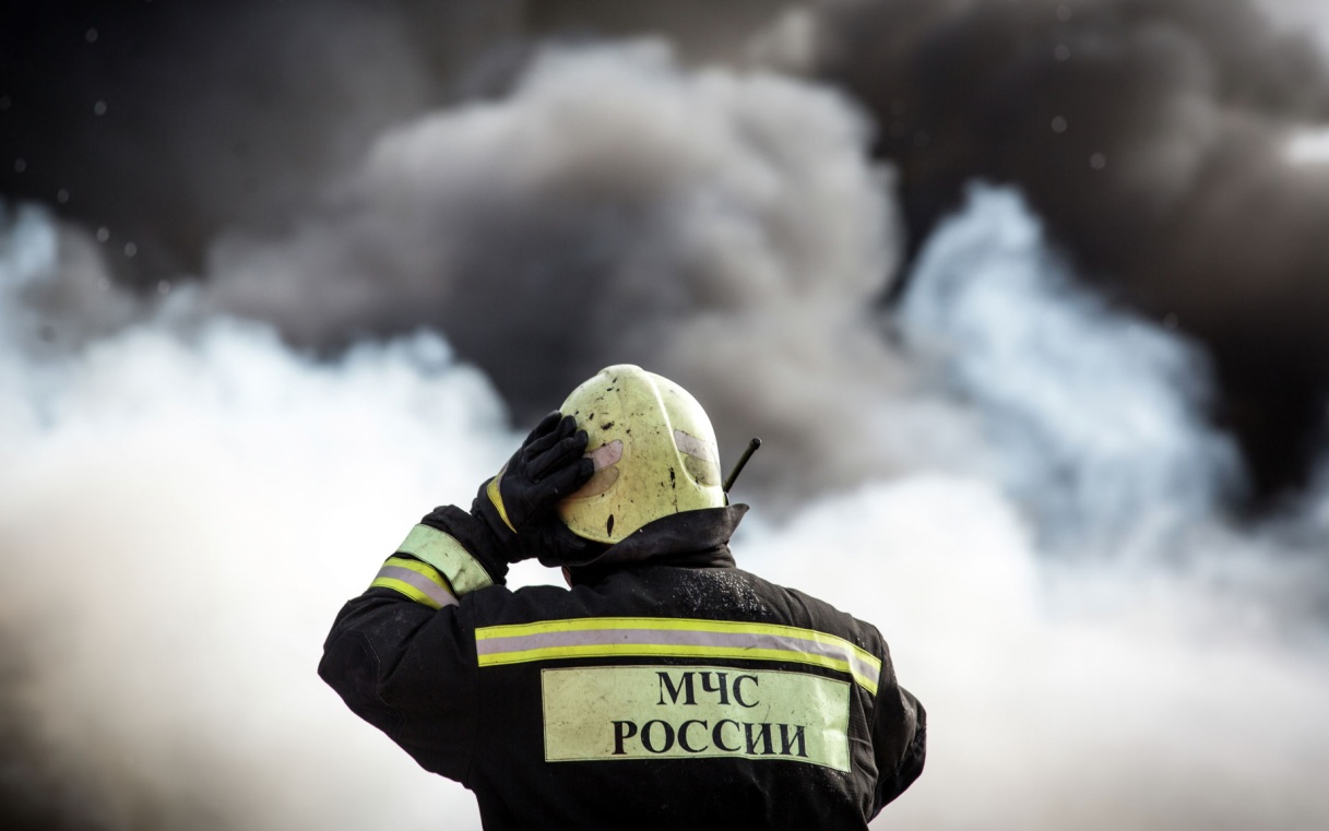 В Новосибирске пожарные тушат возгорание жилого дома