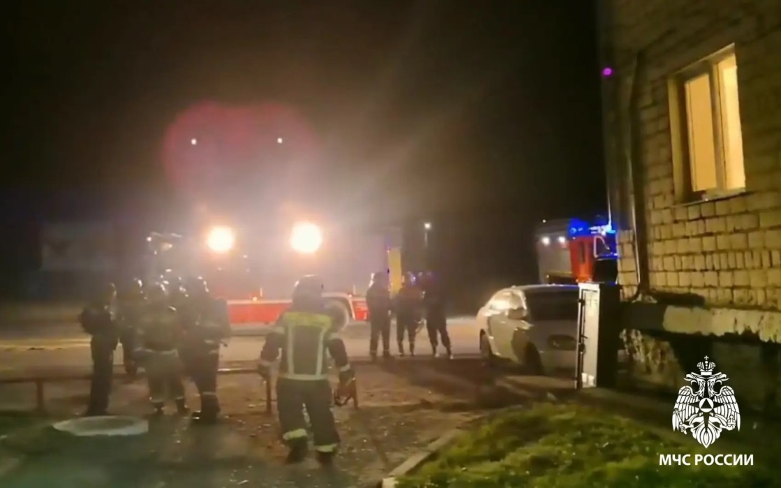В Туве два человека пострадали во время пожара в общежитии