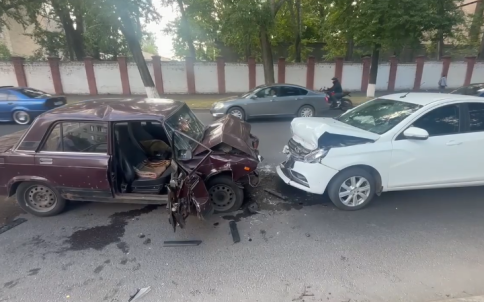 В Курске столкнулись три автомобиля, пострадали четверо