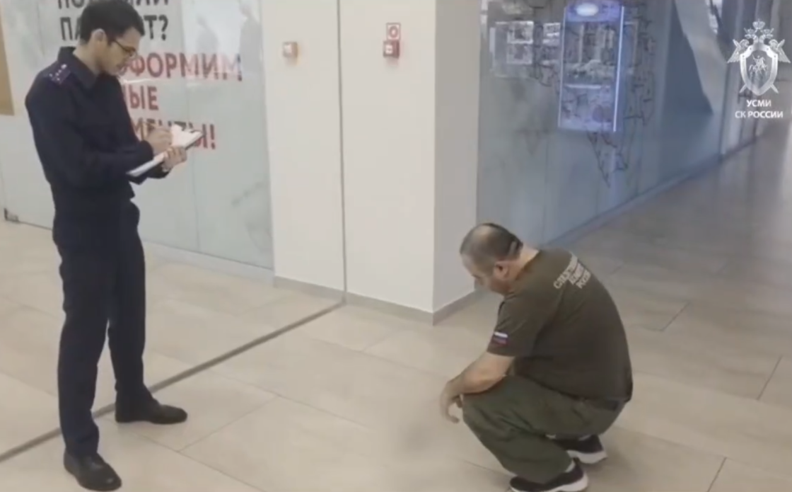 Появилось видео из краснодарского ТЦ, в котором юноша напал на посетителей