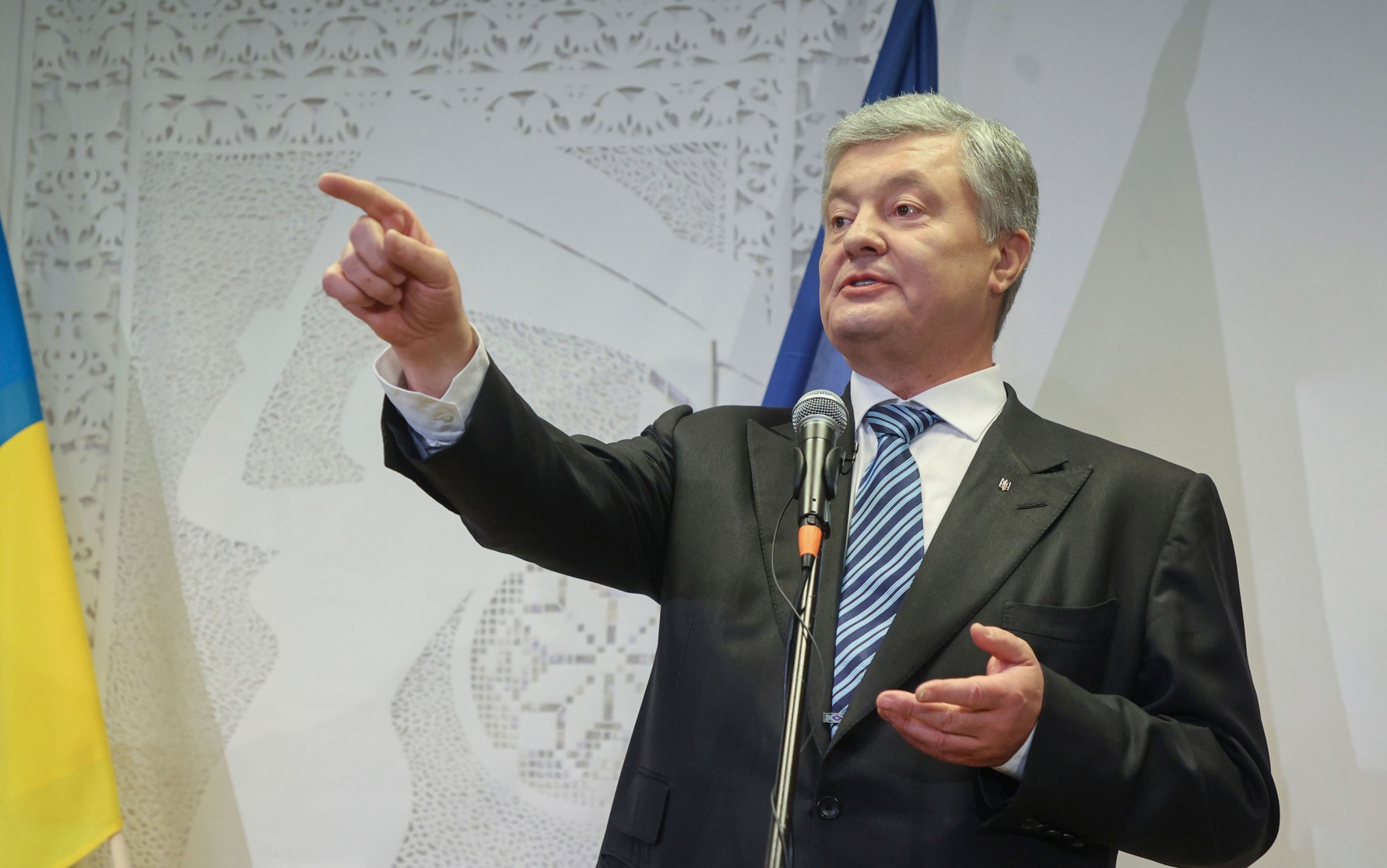 Порошенко принял решение отказаться от польского ордена Белого орла