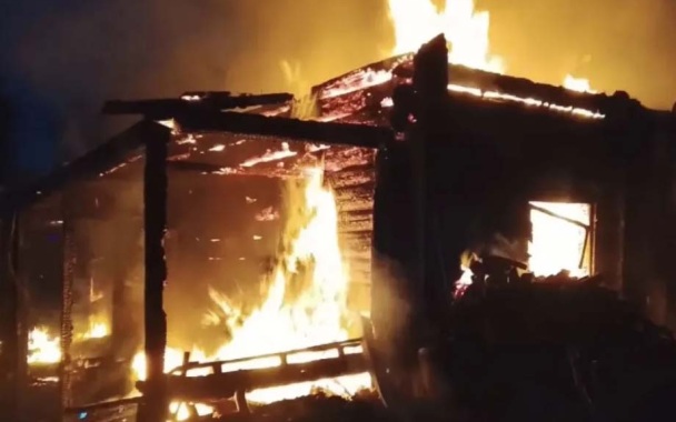 При пожаре в Ленобласти один человек погиб и трое пострадали