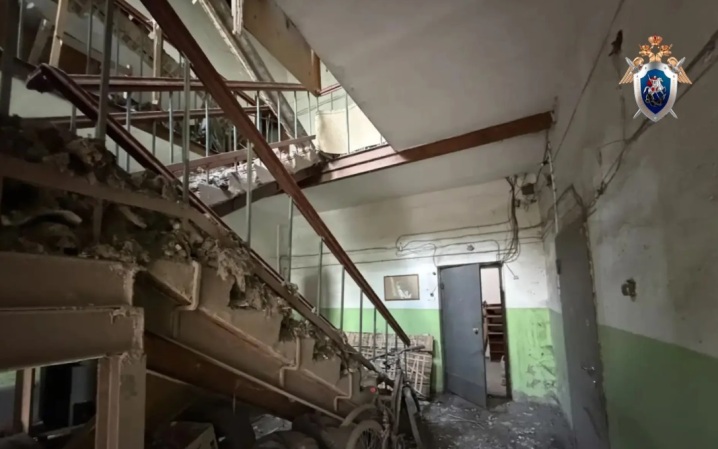 Потолок многоквартирного дома обрушился в Омске