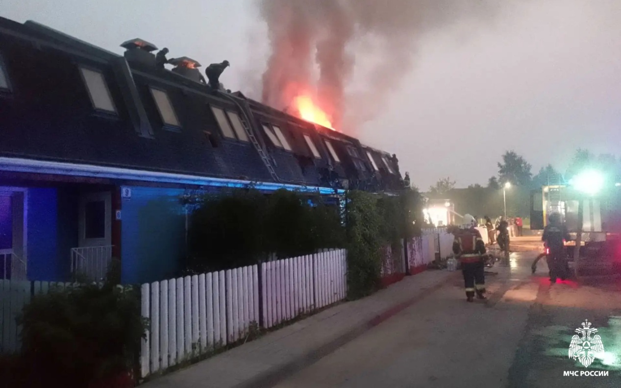 Из горящего жилого дома в селе Новосибирского района эвакуировались 16 человек